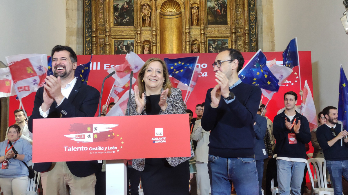 El secretario general del PSOECYL, Luis Tudanca, la eurodiputada Iratxe Garcia, y el secretario general del PSOE de Salamanca, David Serrada, en la Escuela de Gobierno del PSOE de CyL en Salamanca