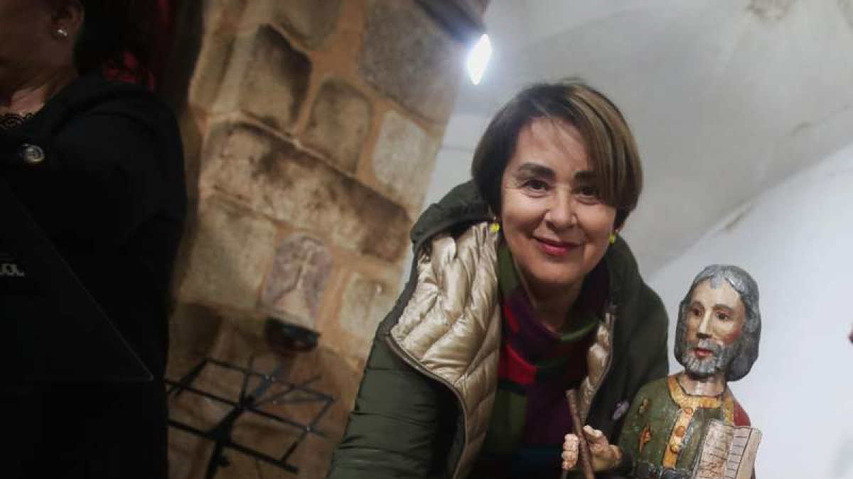 Rosario Arias Cerezales, impulsora de la fiesta, este sábado con San Favorín en Pieros. ANA F. BARREDO