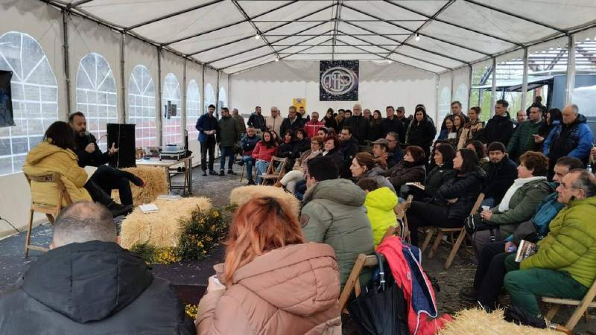 Imagen de uno de los actos de la Feria del Libro de Villablino este sábado. ARAUJO