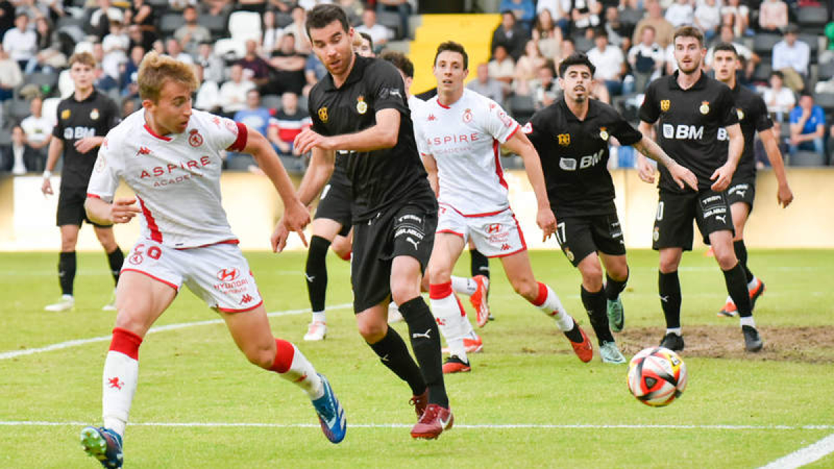 Rodri Suárez, izquierda, vio la cartulina amarilla y acumula cinco, con lo que no jugará ante el Teruel. ARNAITZ RUBIO