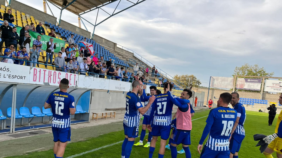 La Deportiva celebra la victoria con la afición desplazada a tierras catalanas.