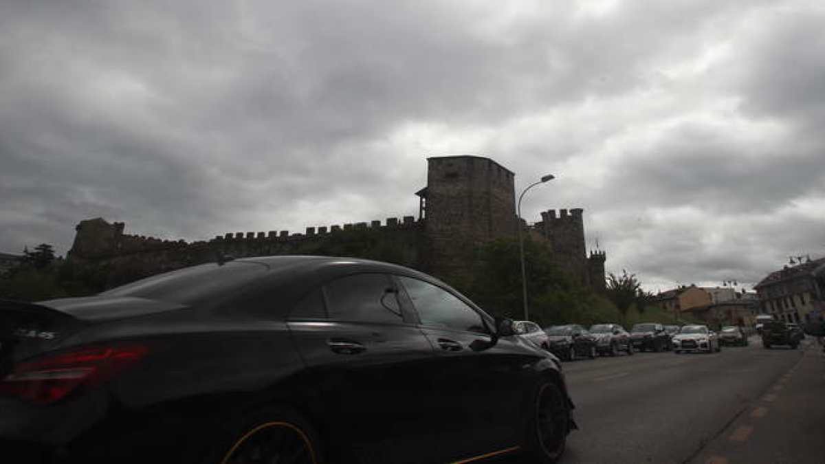 Imagen del pasado viernes del tráfico por la avenida del Castillo a su paso por las inmediaciones de la fortaleza templaria, emblema de Ponferrada.