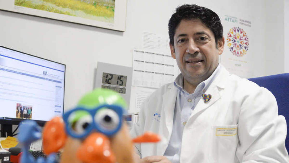 Enrique Ortega, en su despacho en el centro de salud en León.  MARÍA FUENTES