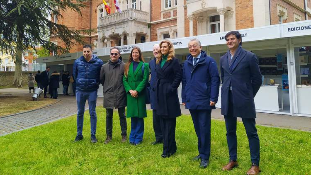 Foto de familia de la inauguración el pasado jueves en Burgos de la Feria de Editores de Castilla y León ‘Editantes’. DL