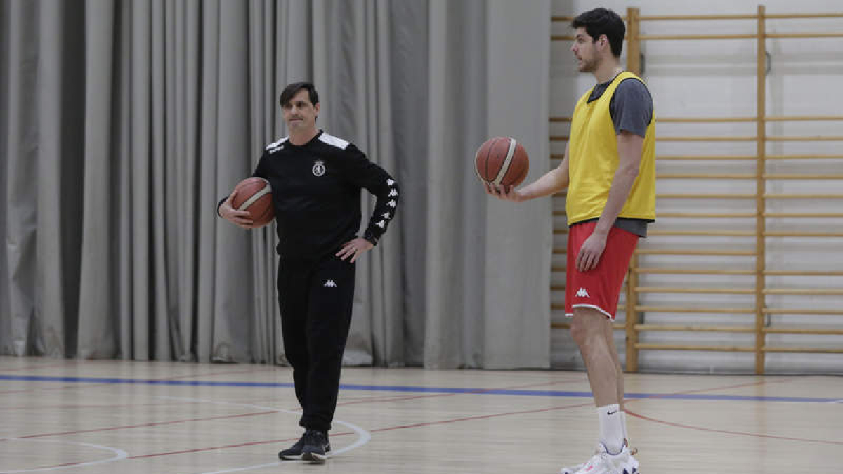 Luis Castillo en un entrenamiento de la Cultural. A partir del jueves llega al hora de la verdad. FERNANDO OTERO