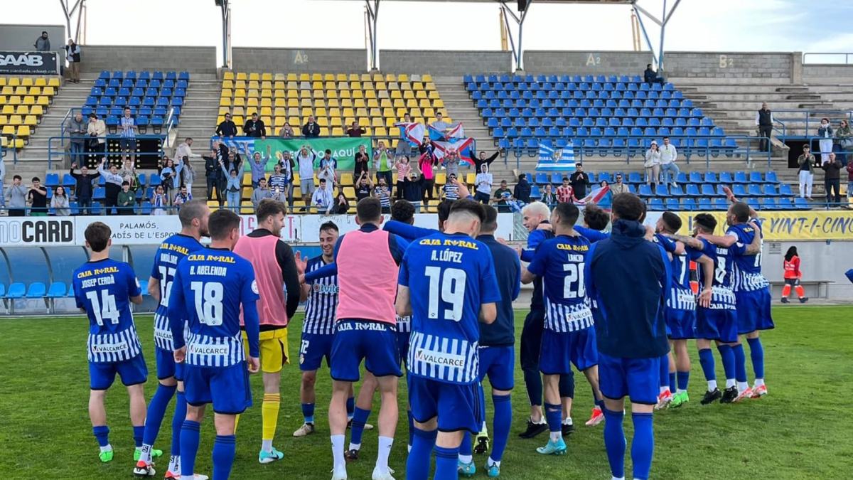Los jugadores de la Deportiva celebran la victoria con parte de su afición en la grada.