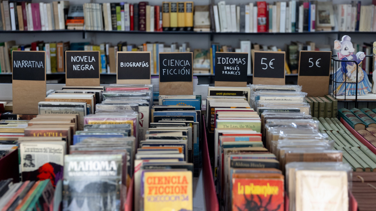 Un puesto durante la 46 edición de la Feria del Libro Antiguo y Ocasión, a 3 de mayo de 2024, en Madrid (España).