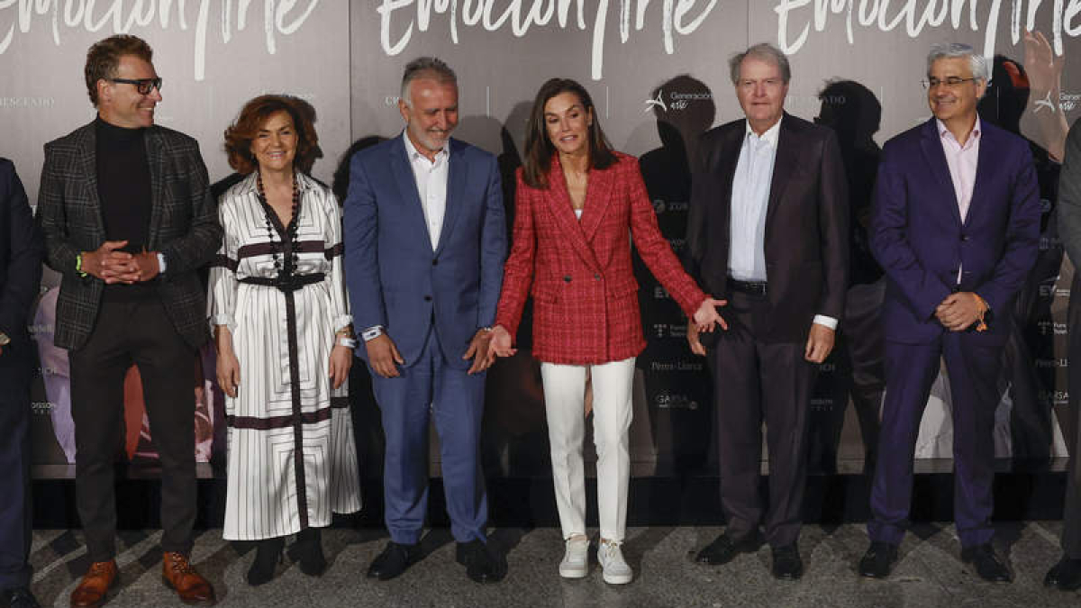 La reina Letizia explica a los periodistas la lesión que sufre en el dedo del pie.  J.J. GUILLÉN