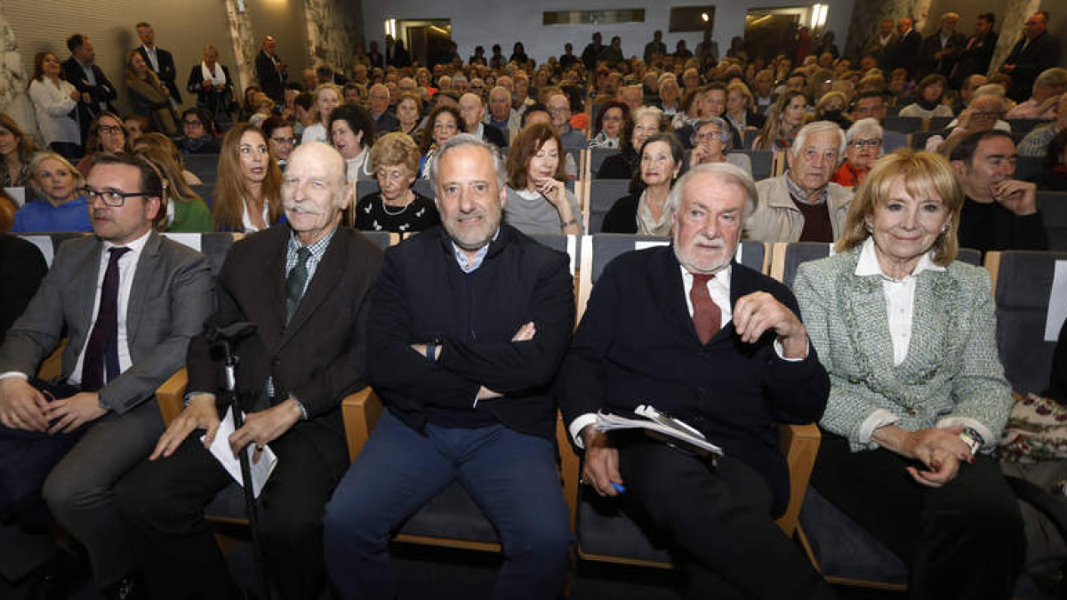 Gavilanes, Arvizu, Polán, Mayor Oreja y Esperanza Aguirre, este lunes, con Neos en León. RAMIRO