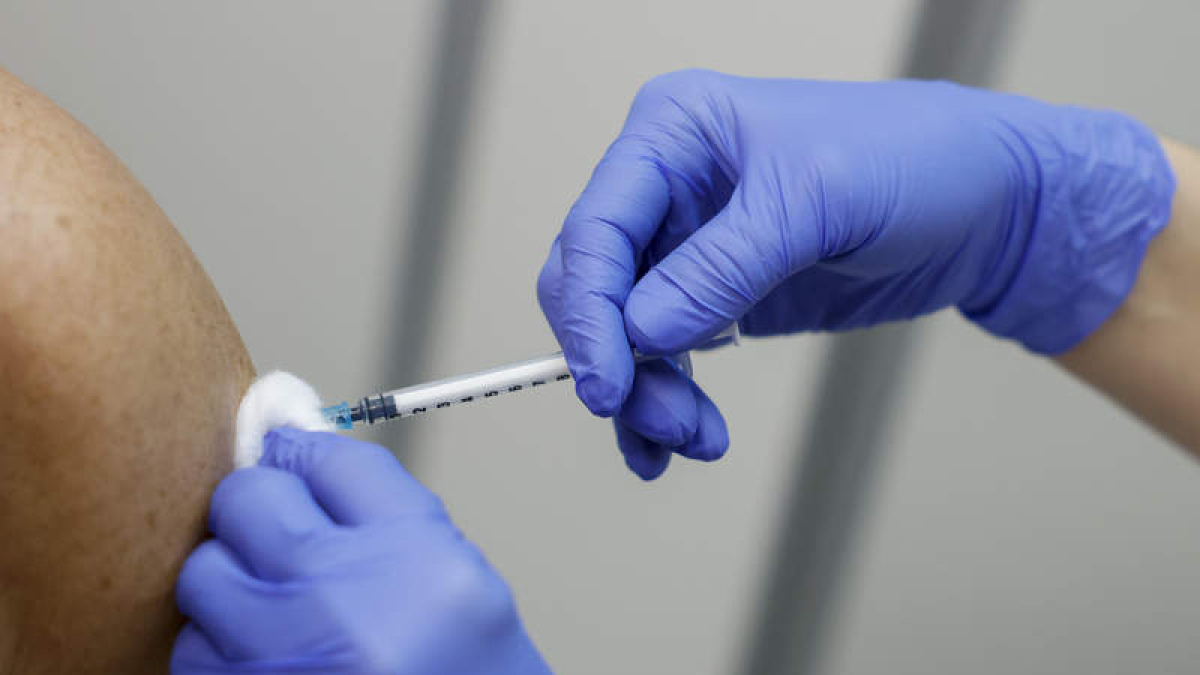 La vacuna de AstraZeneca fue la primera que se comercializó en España. RAMIRO