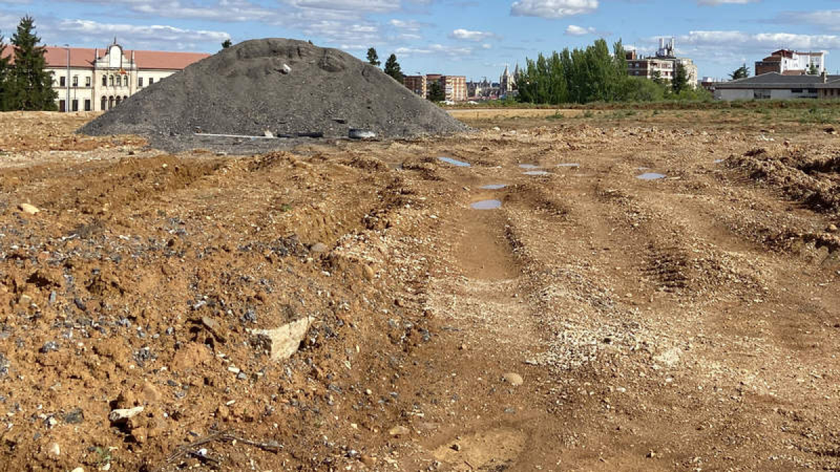 Imagen tomada este lunes del terreno municipal en el barrio de San Esteban donde el Ayuntamiento de León confirmó que situaría el campo de fútbol.  RAMIRO