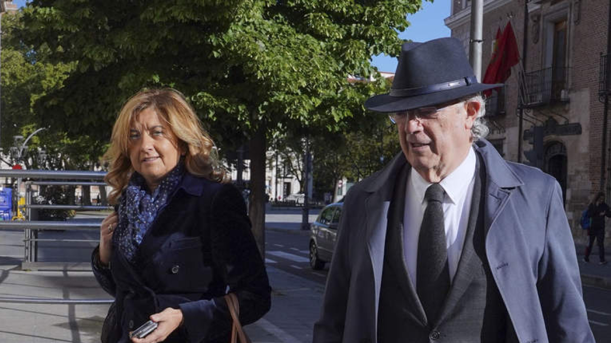 Imagen de Begoña Hernández y su abogado. NACHO GALLEGO