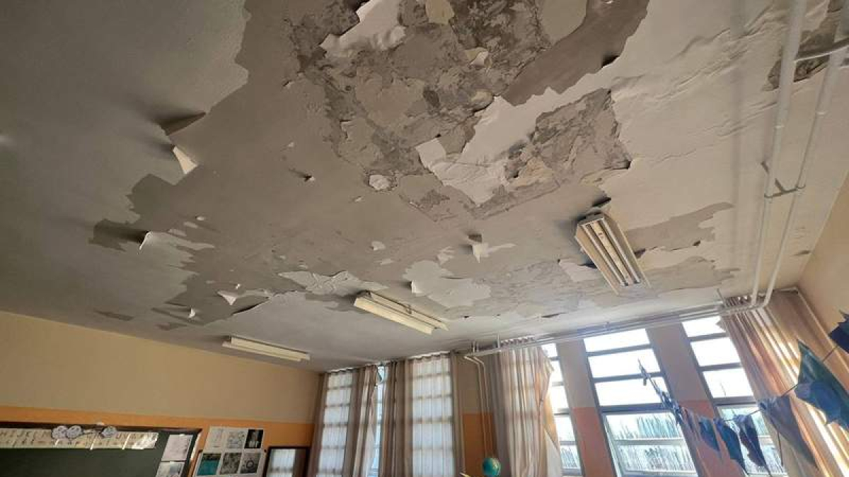Aspecto del techo de un aula de infantil de La Palomera desalojada desde el lunes.  DL