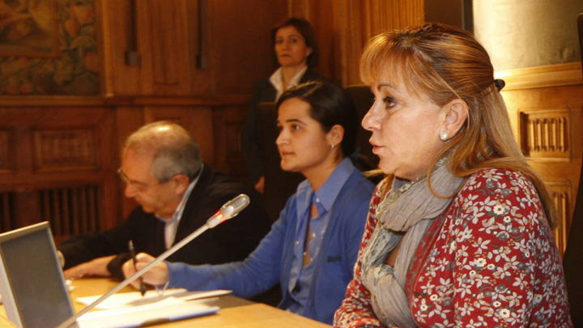 Triana aparece junto a Isabel Carrasco.