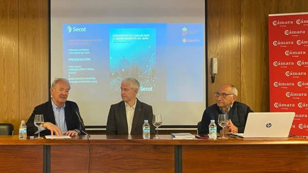 José Ignacio Lagartos. Juan José Alonso, y Lorenzo López, ayer en Astorga.  DL