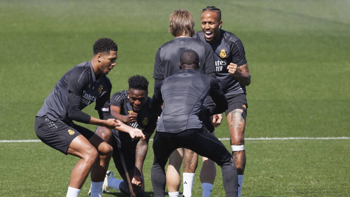 Los futbolistas del Real Madrid durante el último entrenamiento previo al partido de este miércoles en el Bernabéu ante el Bayern de Múnich.