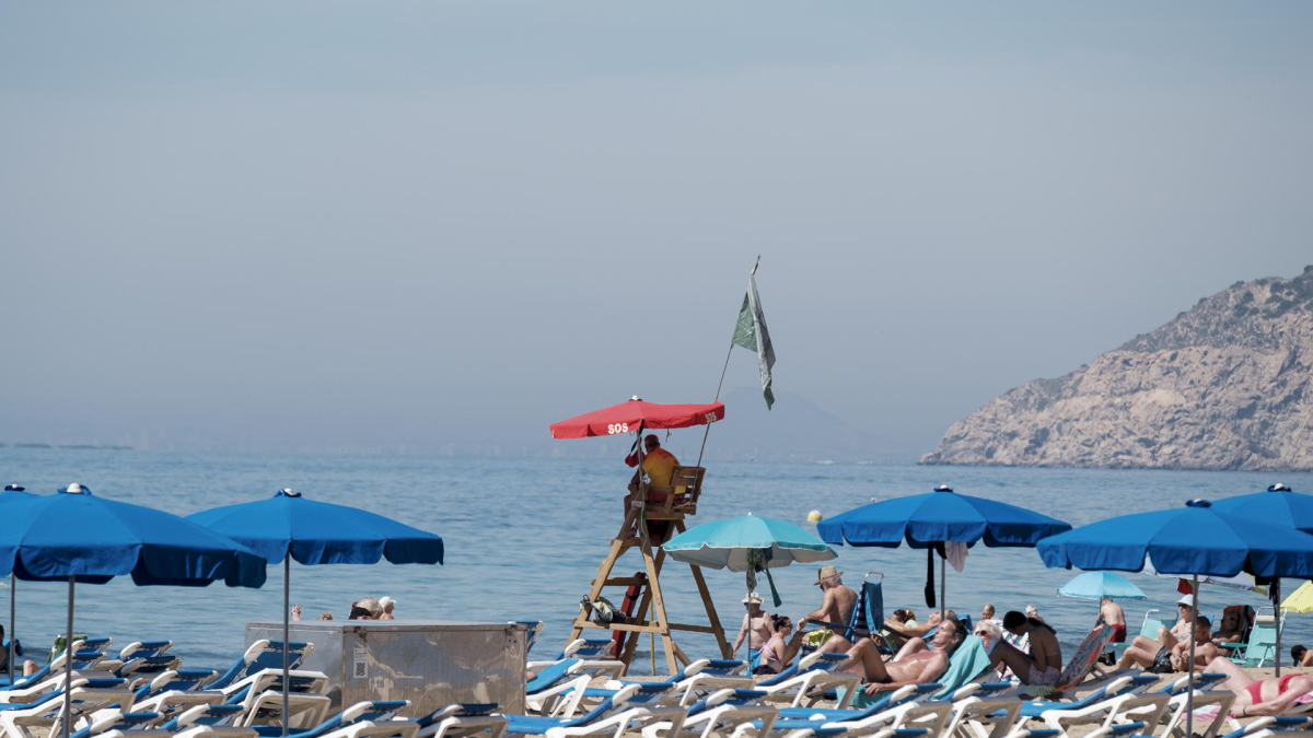 Vista general de la playa de Levante de Benidorm (Alicante), el pasado domingo. EFE/Pablo Miranzo