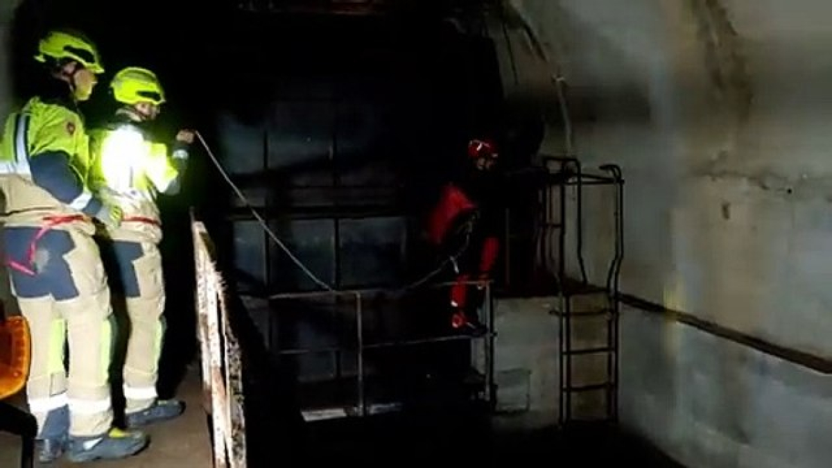 Rescate de un perro en el canal de Cornatel