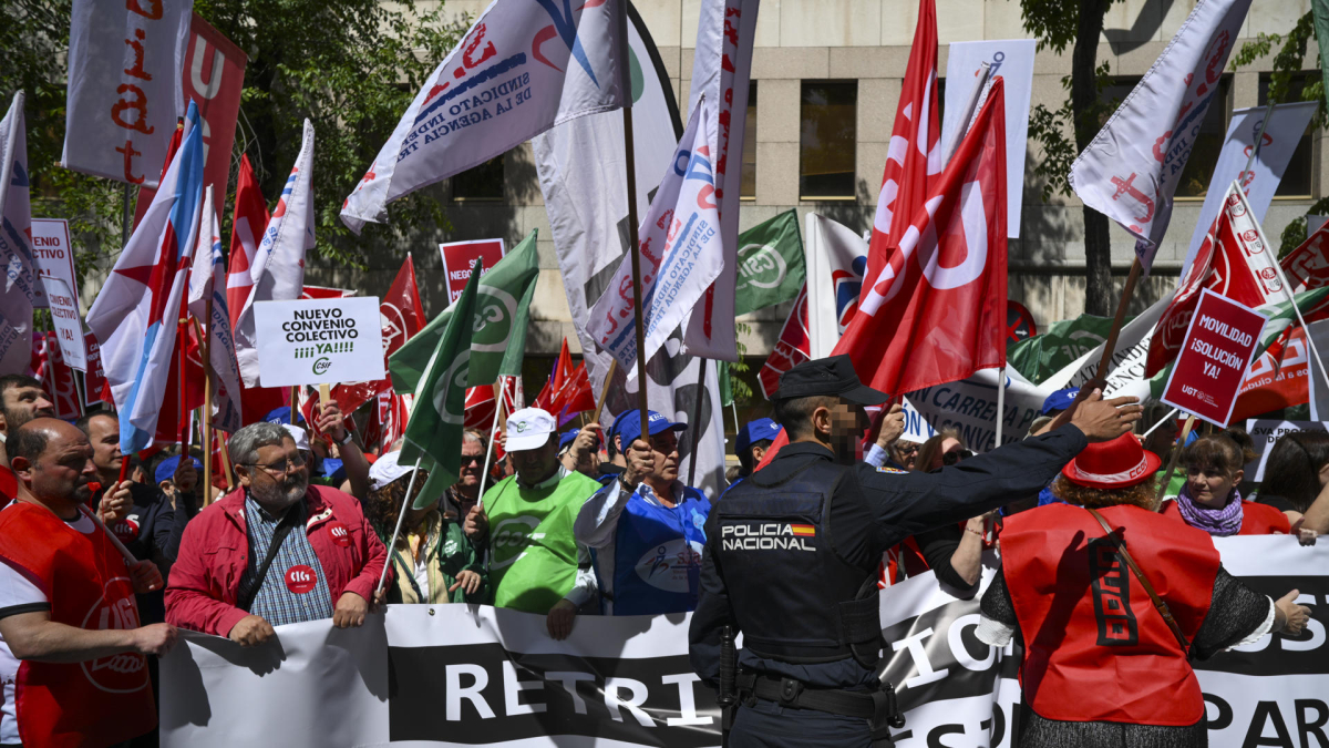 Un momento de la concentración que los trabajadores de la Agencia Tributaria llevan a cabo este miércoles ante la sede de la Agencia Estatal de la Administración Tributaria. EFE/ Fernando Villar