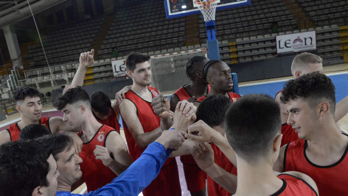 Los jugadores de la Cultural se conjuran para lograr el ascenso.  MARÍA FUENTES