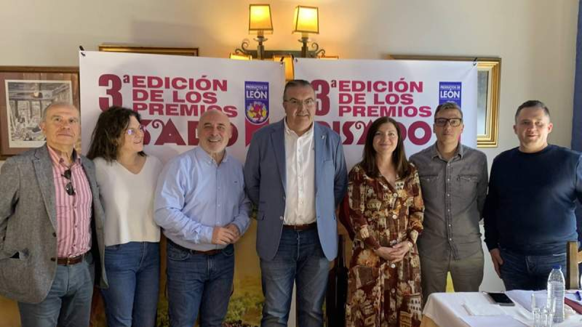 Los miembros del jurado con el vicepresidente provincial Roberto Aller, diputado del área. DL