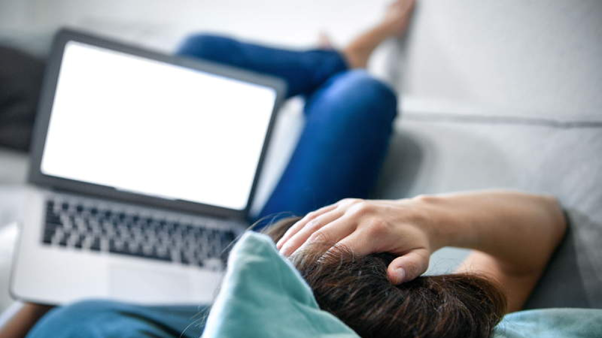 Existen varias plataformas digitales para conectar las personas cuidadoras y compartir experiencias e inquietudes.  SASCHA STEINBACH