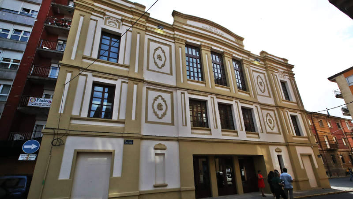 Fachada del teatro Gullón de Astorga.  RAMIRO