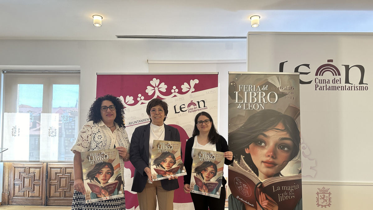 La concejala de Acción y Promoción Cultural, Elena Aguado, acompañada de la presidenta de la Asociación de Libreros de León, Sandra Llamas, y de la secretaria de la entidad, Cristina Barrientos.