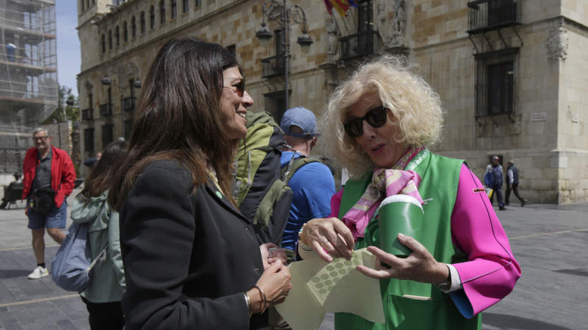 Huchas contra el cáncer por las calles de León.  FERNANDO OTERO