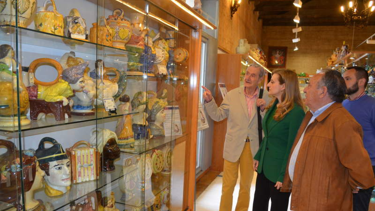 Jesús Gil Gibernau, Mar Sancho y Miguel Ángel Fernández en el Museo del Botijo de Toral. MEDINA