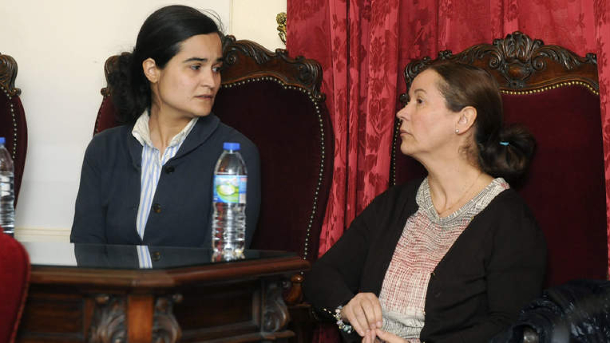 Triana Martínez conversa con su madre en la conclusión de la vista oral. J. CASARES