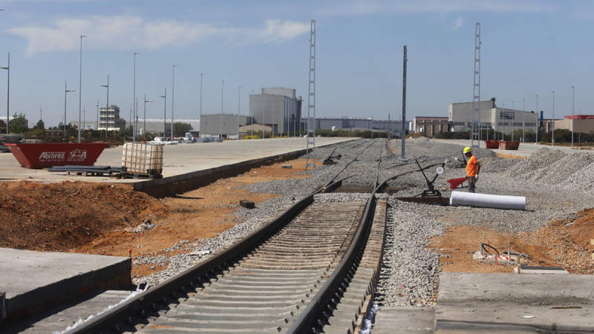 Traza del ferrocarril que enfoca el tramo de acceso definido a la factoría de Coated Solutions León. RAMIRO