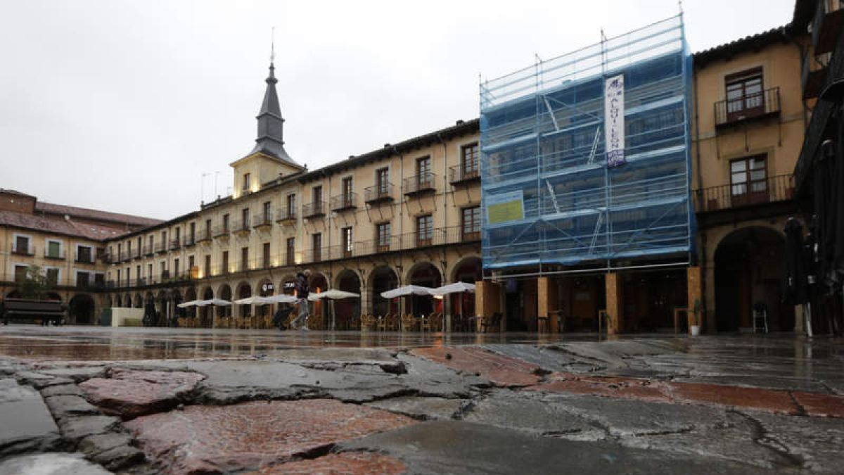 Estado de las losetas que cubren la Plaza Mayor y que se remodelarán con 1,9 millones.  FERNANDO OTERO