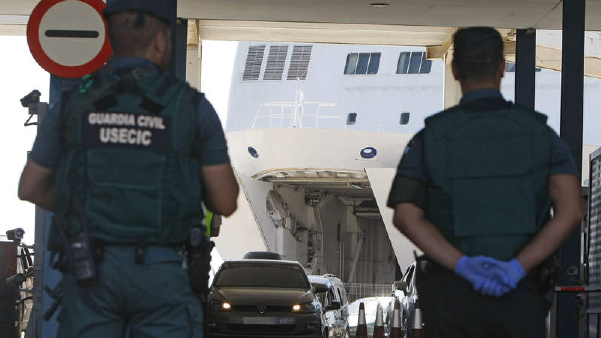 Agentes del Estrecho que forman parte del operativo Paso del Estrecho. PEP MORELL