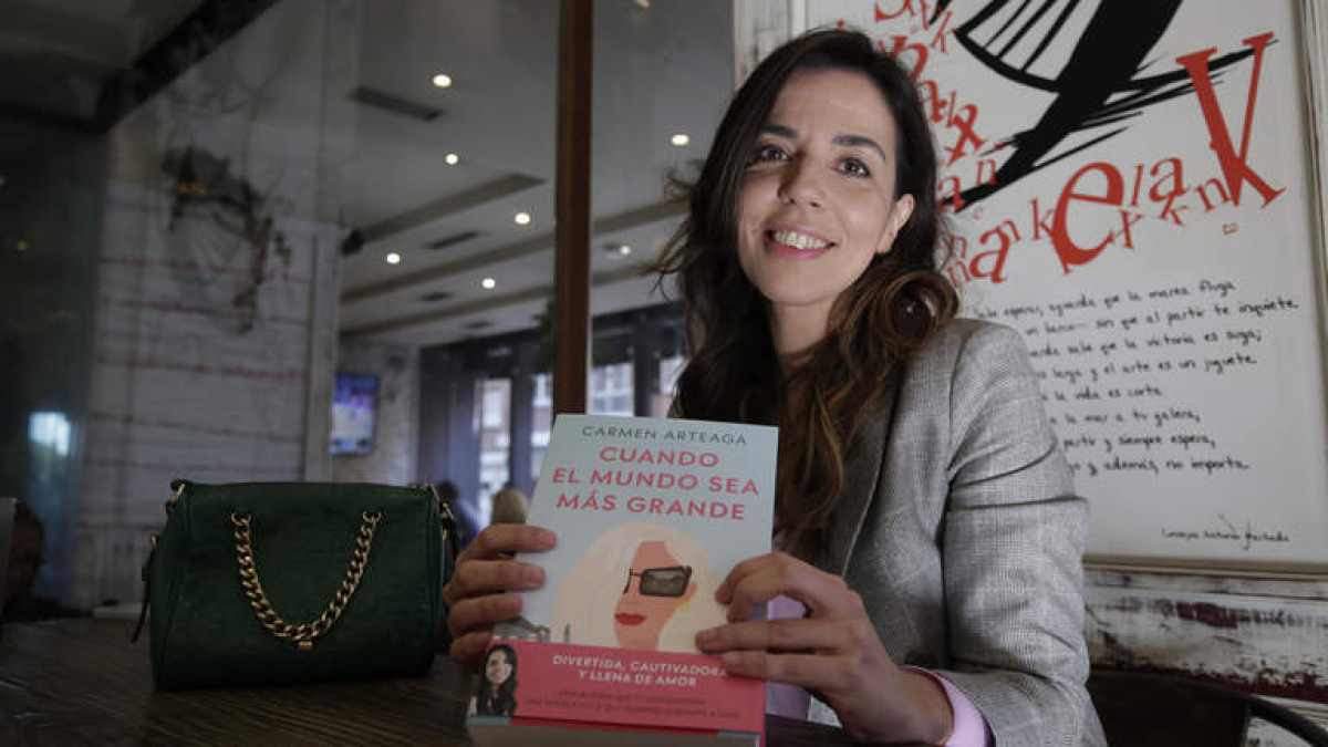 De autoeditarse con éxito seis novelas, Carmen Arteaga (en la imagen este miércoles en el Café Ágora) ha fichado por Ediciones B. FERNANDO 0TERO