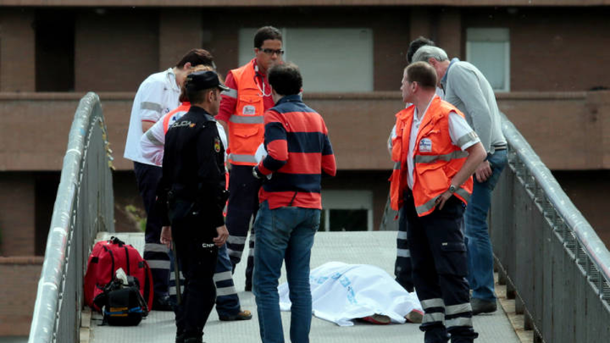 El cuerpo sin vida de Carrasco yace sobre la pasarela instantes después de que las asistencias le practicasen maniobras de reanimación inútiles.