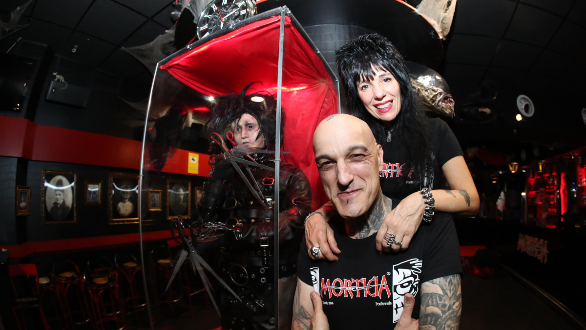 Óscar y Ana, junto al Eduardo Manostijeras a escala real.