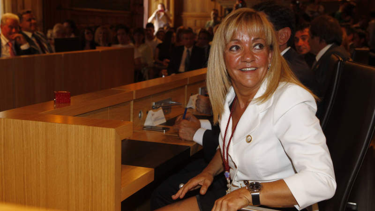Isabel Carrasco, el 11 de julio de 2011 tras tomar posesión como presidenta de la Diputación en su segundo mandato, que quedó inconcluso al ser asesinada tres años después. RAMIRO