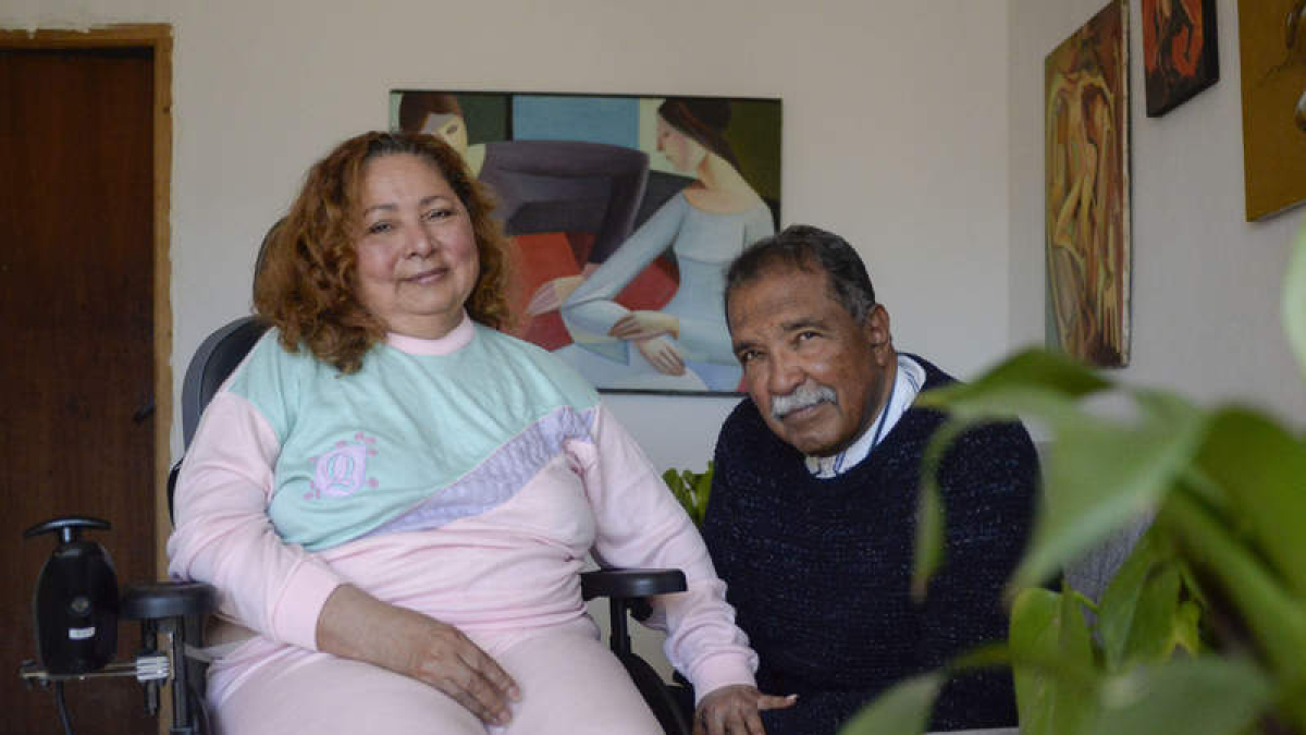 Clerida Sarabia y Winston Cabas en la estancia de la casa de Sorribos de Alba donde residen. MARÍA FUENTES