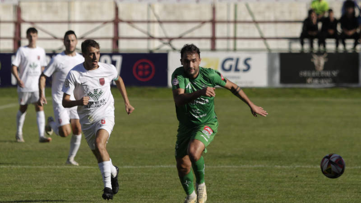Javi Amor, en un partido del Atlético Astorga esta temporada.  FERNANDO OTERO