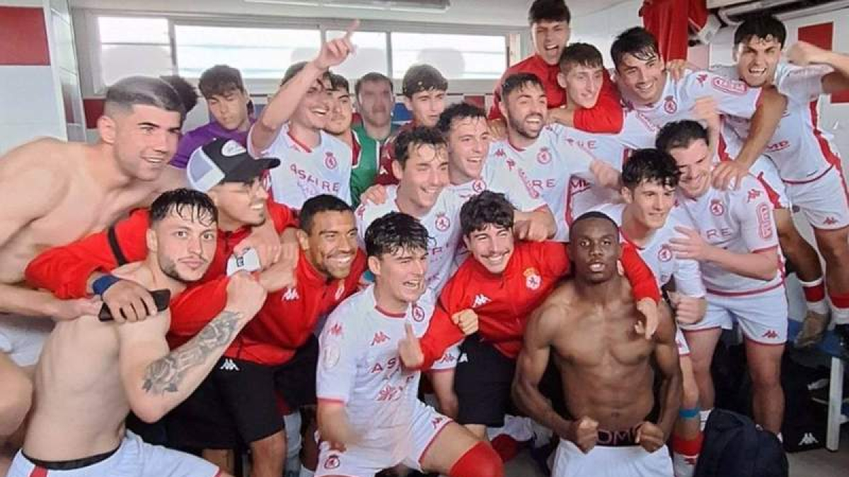 Los jugadores del Júpiter celebran el triunfo en Ávila.  CYDL