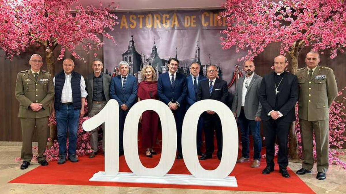 Imagen de familia con todos los asistentes.  DL