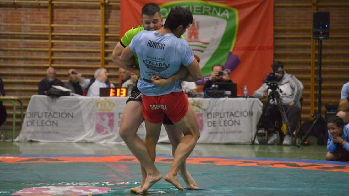 Rodrigo Fuentes contra Adrián Rodríguez.  Á. QUIÑONES