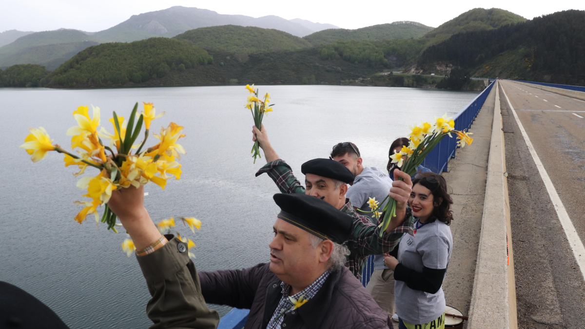 Momento en el que se arrogaron los capilotes a las aguas del pantano de Riaño.