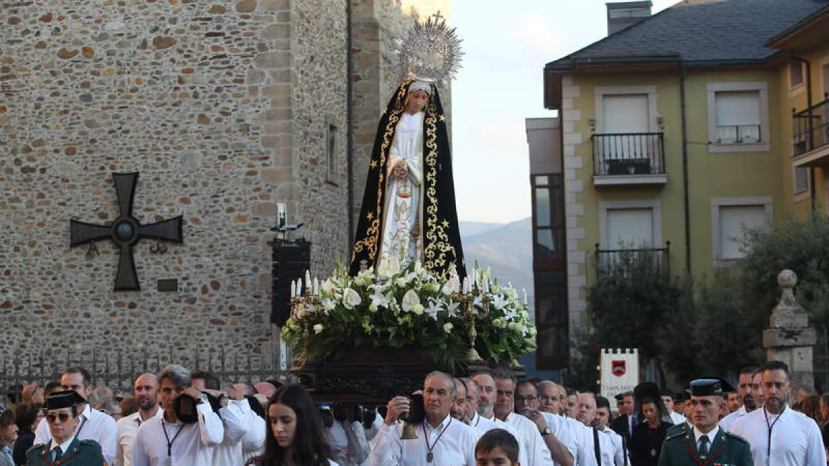La procesión extraordinaria de La Soledad recorrió el casco antiguo de Ponferrada. L. DE LA MATA