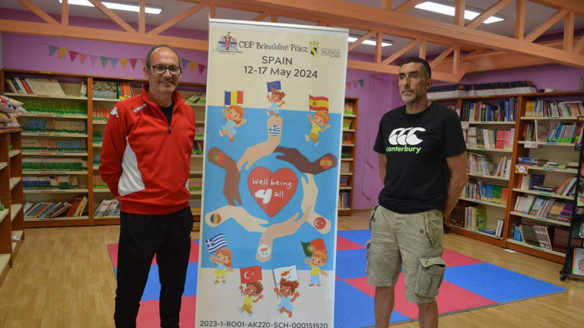 Raúl Martínez y Justo López posan con el cartel del programa en el Bernardino Pérez. MEDINA