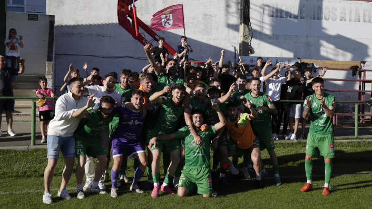 Los jugadores del Atlético Astorga celebraron con la afición la clasificación para el play off.  FERNANDO OTERO