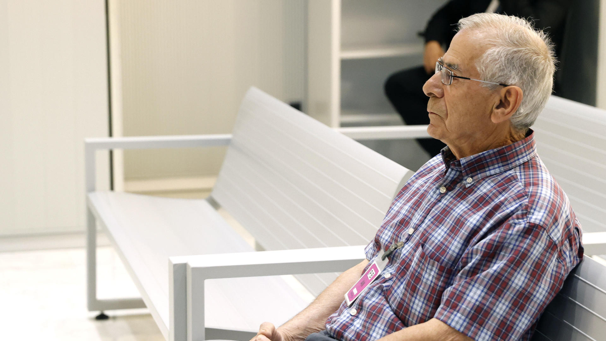 Pompeyo González, el jubilado funcionario de Vitoria de 74 años detenido por el envío en 2022 de seis cartas con explosivos. EFE/J. P. Gandul / POOL