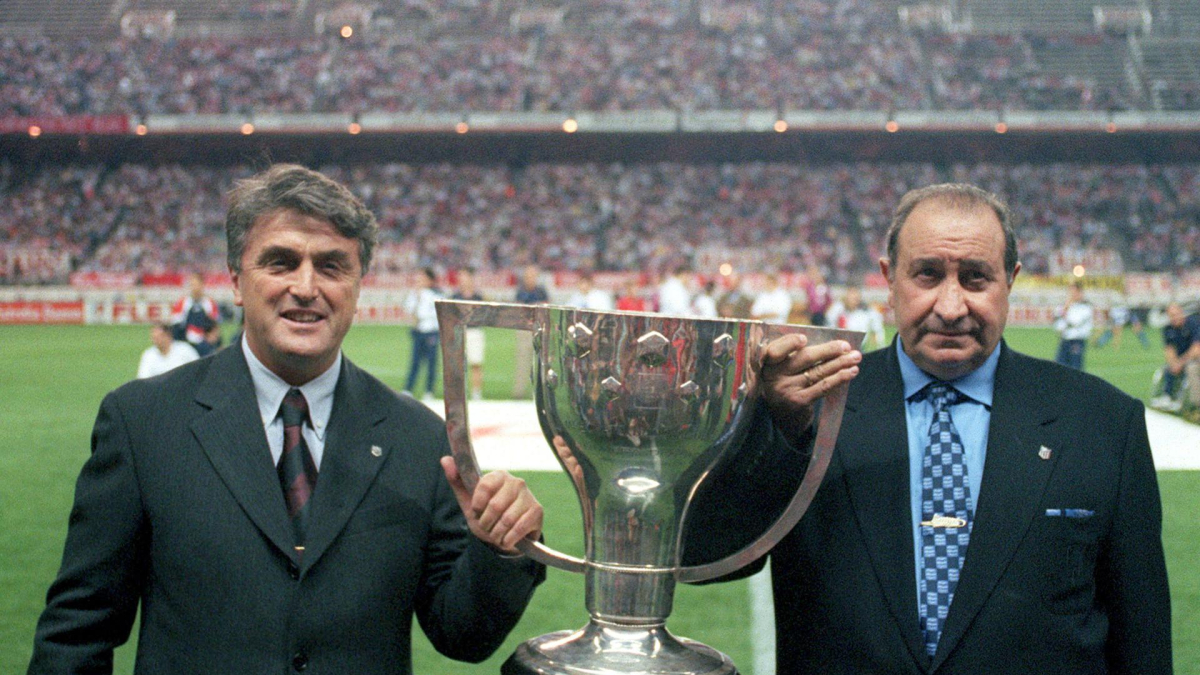 Jesús Gil y Radomir Antic, en una foto de archivo con la copa de campeones de Liga de 1995-96. EFE/J.M.Pastor/aa