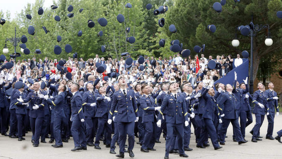 Alumnos del Aire tras una entrega de despachos. 